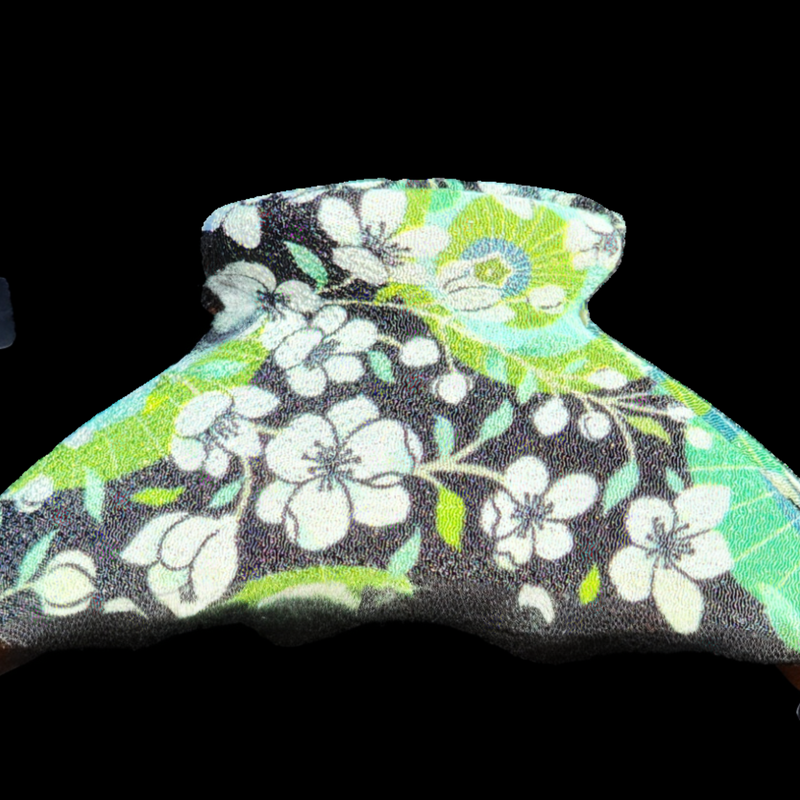 Kimono Clip Large Squeeze Verdes has a Black background with White Flowers all over. Then has parasols in Green and Blue all over.