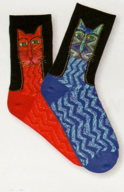 Laurel Burch Tribal Zig Zag Cat Sock comes in Only Blue. The Blue Sock has a Cat Face below the Cuff in Tribal Motif ala Laurel Burch Style and then goes down to the Toes in Zig Zag Cat Bodies.