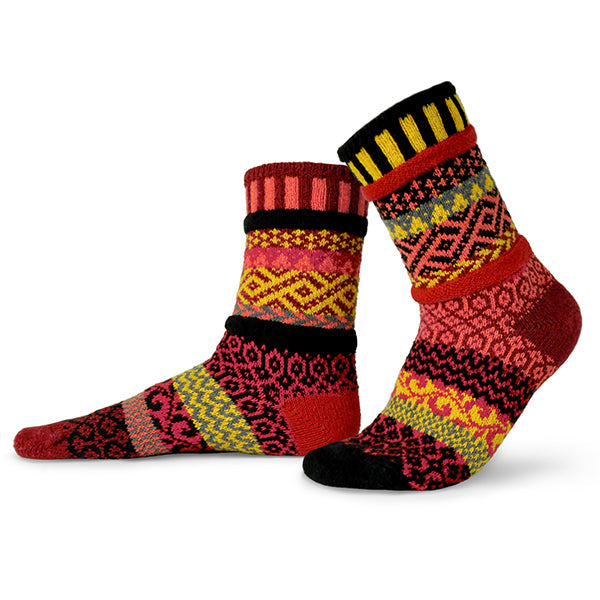 Solmate Adult Crew Fire Sock is a glow in Flames. The Colors are Black, Red, Gold, Grey, Orange and Burgundy.