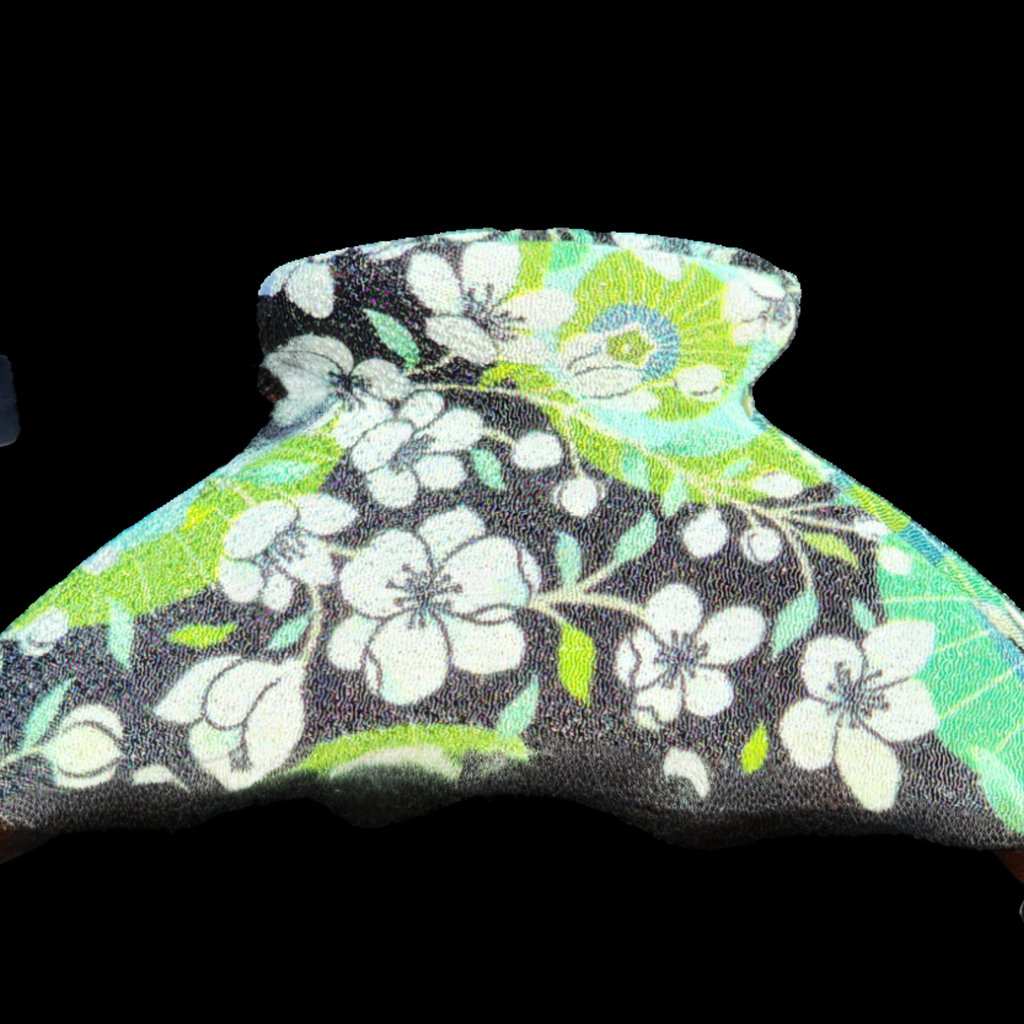 Kimono Clip Large Squeeze Verdes has a Black background with White Flowers all over. Then has parasols in Green and Blue all over. 