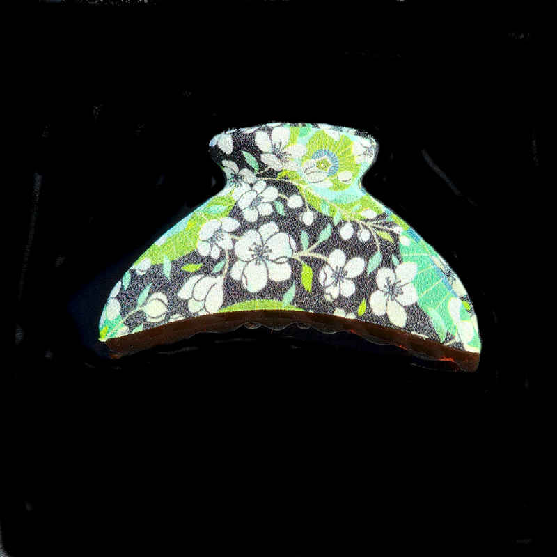 Kimono Clip Squeeze Extra Large Verdes Clip starts on a Black background with White Flowers. 